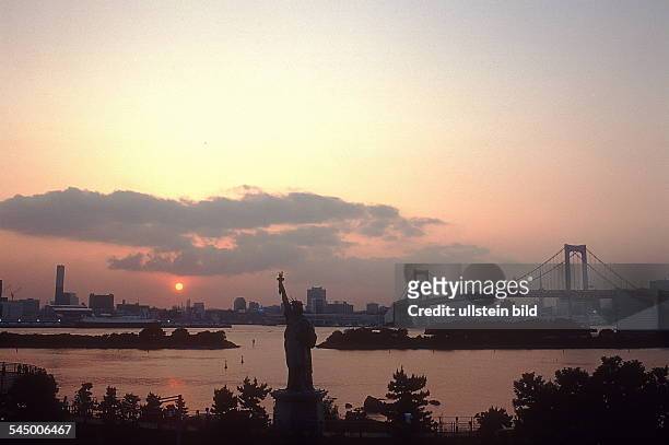 Blick über die Bucht von Tokio im Sonnenuntergang - vorne die Freiheitsstatue, rechts die Rainbow Bridge- April 2001