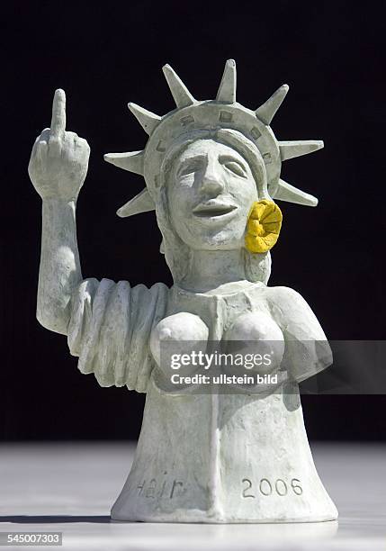 Deutschland, Souvenir zum Besuch des amerikanischen Präsident George W. Bush in Mecklenburg-Vorpommern.Stinkefinger-Freiheitsstatue vom Theater...