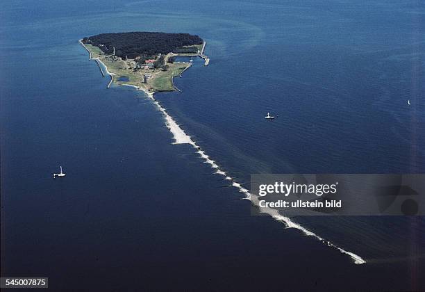 Luftaufnahme der Insel Ruden, imVordergrund Reste eines Betonwalls imMeer, der zum Schutz vor derMeeresbrandung angelegt wurde - 1997
