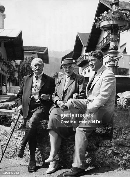 Physiker, Raketenforscher D/USAmit seiner Mutter und seinem Vater,Reichsminister a.D. Magnus Freiherr vonBraun, vor einem alten Brunnen inOberaudorf