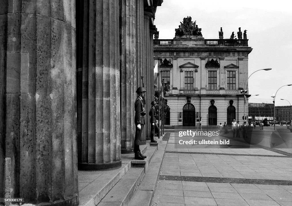 Germany - Berlin - Ost-Berlin East Berlin: Soldiers of the East German NVA (National Peoples Army) as guard of Honour in front of the Neuen Wache (New Guard House), Unter den Linden, in the background the Zeughaus (Old Arsenal)