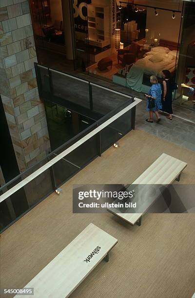 Blick von oben in den Lichthof im Einrichtungshaus Stilwerk in der Kantstrasse - Innenansicht 2000