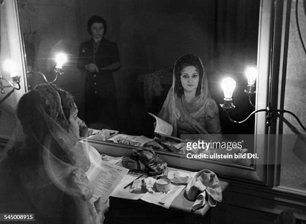 Berger, Erna - Singer, Germany*-+- during a guest performance of the Staatsoper, Berlin in Paris in the wardrobe as 'Konstanze' in...