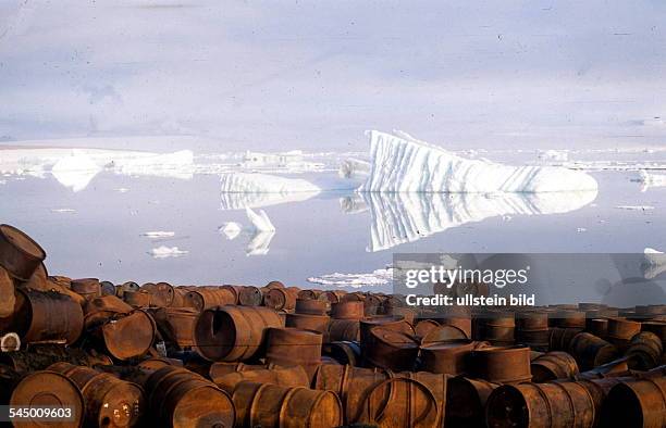 Verrostete Ölfässer vor Eisbergen auf einer Insel in Franz-Josef-Land im nördlichen Eismeer- 1996
