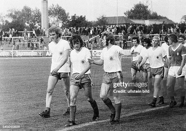 Football Germany, Bundesliga, 1971/1972, Rot-Weiss Oberhausen versus Werder Bremen 2:2, Niederrhein Stadium in Oberhausen, football players f.l.t.r....