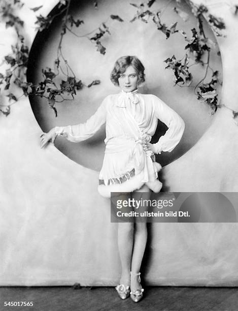 Tänzerin, Schauspielerin, Sängerin, Polen / USAeigentlich Marianna Michalska- Porträt im Minikleid mit Pelzbesatz- 1926- Fotografie: Alfred Cheney...