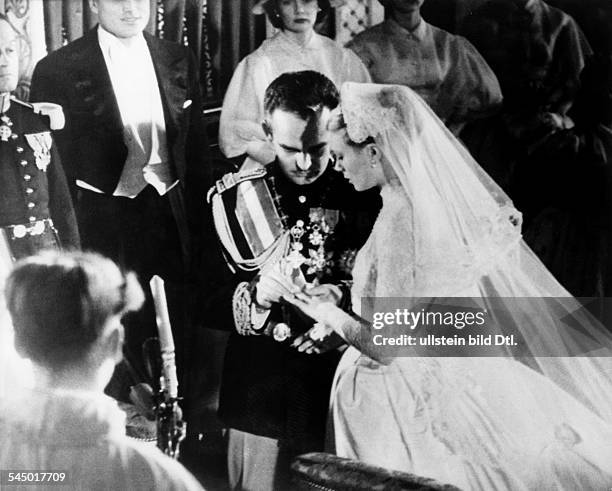 Fürst v. Monaco Hochzeit mit Grace Kelly; steckt seinerFrau den Ehering an.