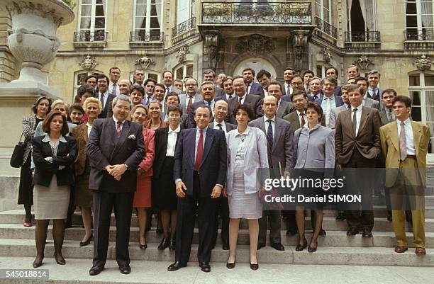 Michel Rocard quitte Matignon en posant avec tous ses collaborateurs dont Jean-Paul Huchon, à gauche, et Manuel Valls, à droite, le 15 mai 1991 à...