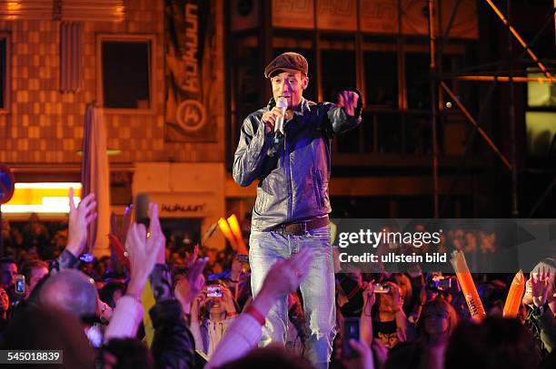 Medlock, Mark - Musician, Singer, Popmusik, Germany - performing in Hamburg, Germany, Spielbudenplatz -