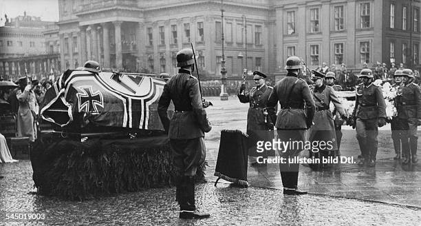 Offizier DOberbefehlshaber des Heeres bis 1938Das Begräbnis als Staatsakt :Herrmann Göring 'überbringt die letztenGrüssen des Führers' am Sarg vor...