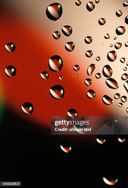 Symbofoto Wasser: Wassertropfen auf farbiger Oberfläche- 2003