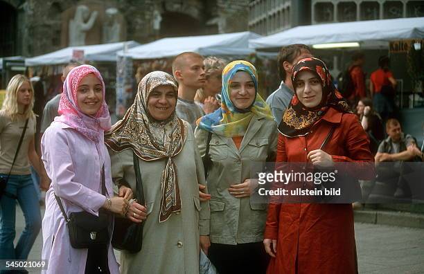 Türkische Frauen auf dem Kurfürstendamm- 2000NUR FÜR REDAKTIONELLE ZWECKE