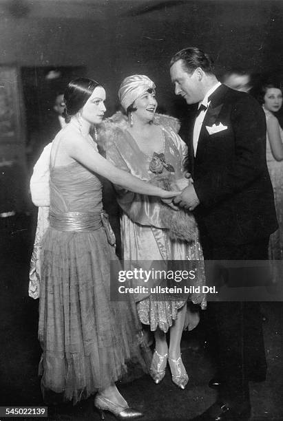 Miss Carell, actress Trude Hesterberg and painter Bruno Krauskopf on the ball of the Berliner Secession. Picture by Zander & Labisch, 1928