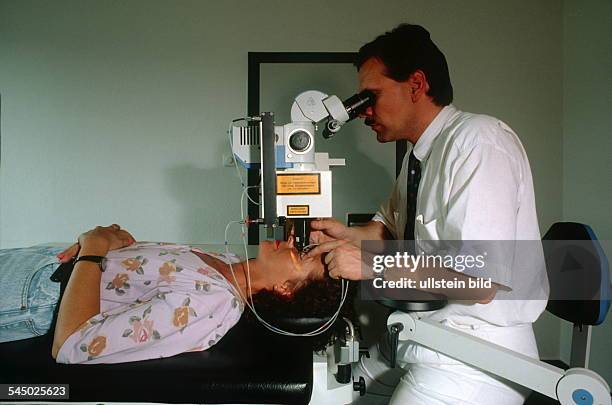 Arzt mit Patientin bei einerAugenoperation mit dem Eximer Laser- 1995