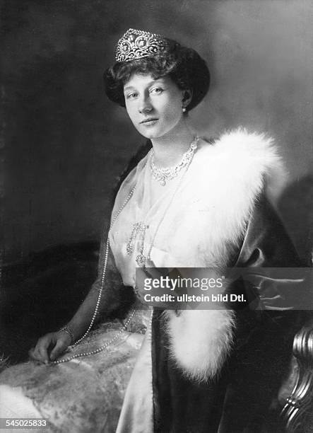 Viktoria Luise von Preussen *13.09.1892-+Herzogin von Braunschweig, DTochter Kaiser Wilhelms II.- Halbportrait, traegt ein Diadem und einen...