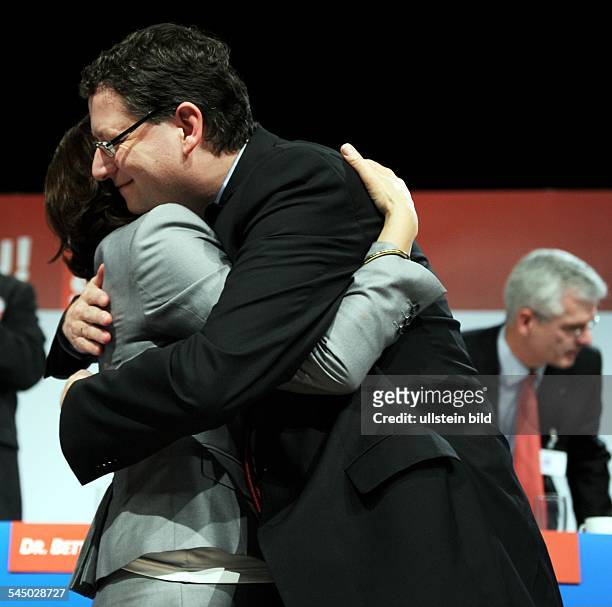 Schaefer-Guembel, Thorsten - Politician, Germany - embracing Andrea Ypsilanti at the extraordinary party congress of the SPD Hesse in Alsfeld