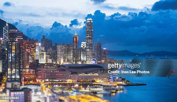hong kong financial district - tour two international finance center photos et images de collection