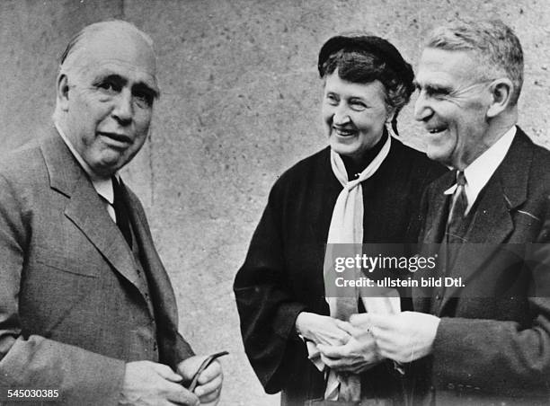 Bohr, Niels Henrik David *07.10.1885-+Physiker, DaenemarkNobelpreis fuer Physik 1922- mit Walther Colby und dessen Frau bei der Atomphysikerkonferenz...