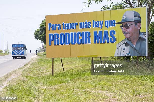 Cuba - Cienfuegos: Cienfuegos, : Revolutionary propaganda on a country road. Sign with a picture of president and head of state Raul Castro and the...