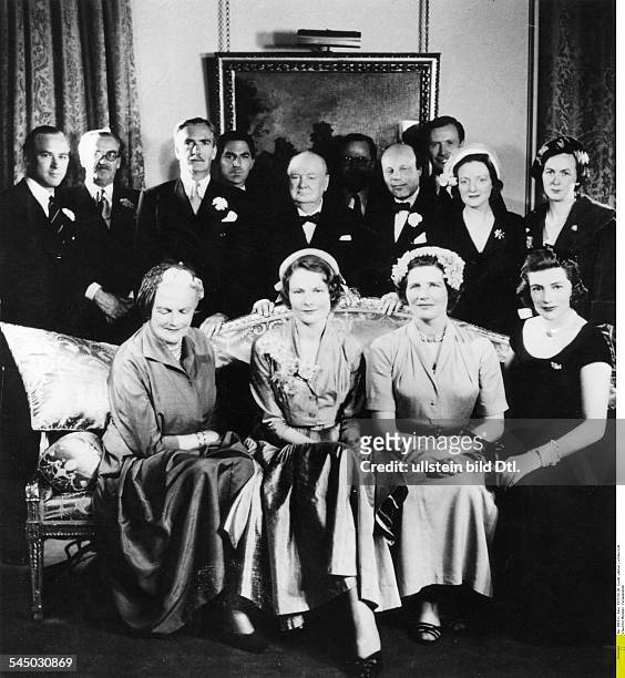 Churchill, Winston*30.11.1874-+Politiker, GBPremierminister 1940-1945Familienbild; vorne v.l.: Ehefrau Lady Clementine, Lady Eden, Mary Soames und...
