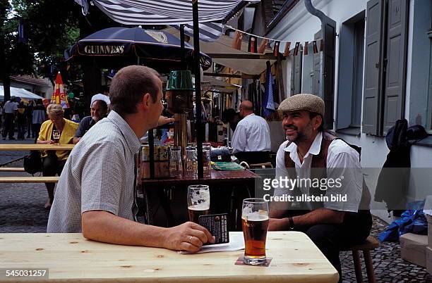 Zwei Männer beim Bier an einem irischen Stand auf einem Strassenfest in Berlin-Köpenick