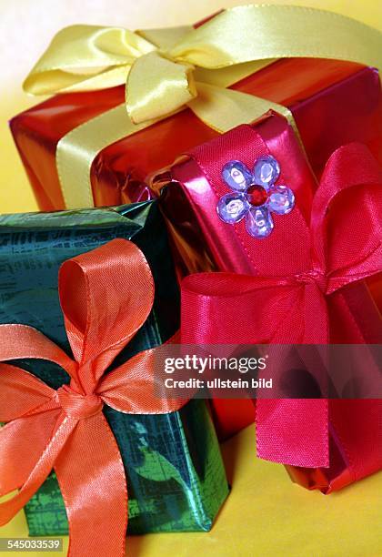 Geschenke, Weihnachtsgeschenke, Geburtstagsgeschenke: Bunt eingepackte Geschenkpaeckchen.