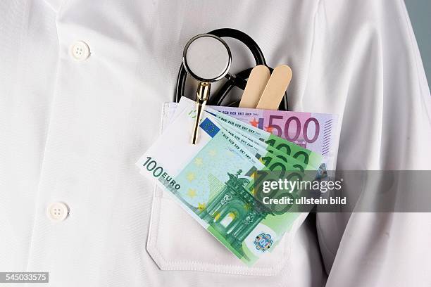 Medizin, Symbol illegale Nebeneinkünfte von Medizinern, Schmiergeld, Arzthonorar, Arzt mit Stethoskop, Spiegel und Euro Geldscheinen am Arztkittel