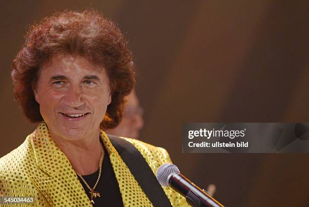 Flipper Singer Singer The Flippers Photos and Premium High Res Pictures - Getty Images