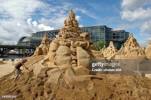 Germany - Berlin - Mitte: "Sandsation 2008" - "International Sandskulpturenfestival" at Hauptbahnhof, sculpture MOOD SWING by Michel de Kok and Joris...