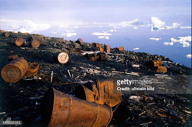 Verrostete Ölfässer vor Eisbergen aufeiner Insel in Franz-Josef-Land imnördlichen Eismeer - 1996