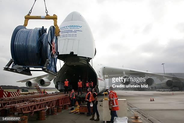 Deutschland, Flughafen Koeln / Bonn, Transportmaschine Antonov AN-255, Beladung der Maschine mit Kabelrollen, die nach Namibia geflogen werden
