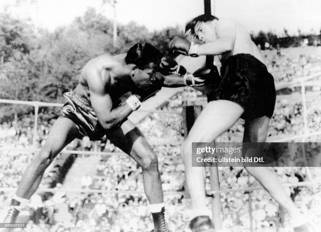 Robinson, Sugar Ray - Boxer, USA/ Kampf geg. Gerhard Hecht (r.) i.d. Waldbuehne, Berlin