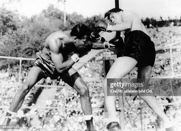Robinson, Sugar Ray - Boxer, USA/ Kampf geg. Gerhard Hecht (r.) i.d...., Nyhetsfoto