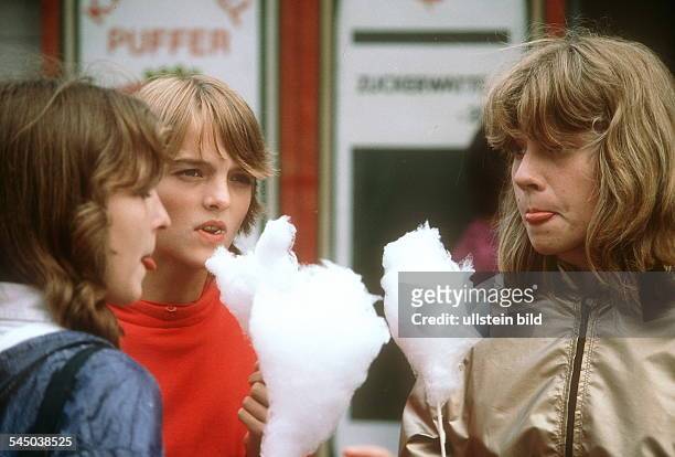 Drei Mädchen essen Zuckerwatte- Ost-Berlin, ohne Jahr
