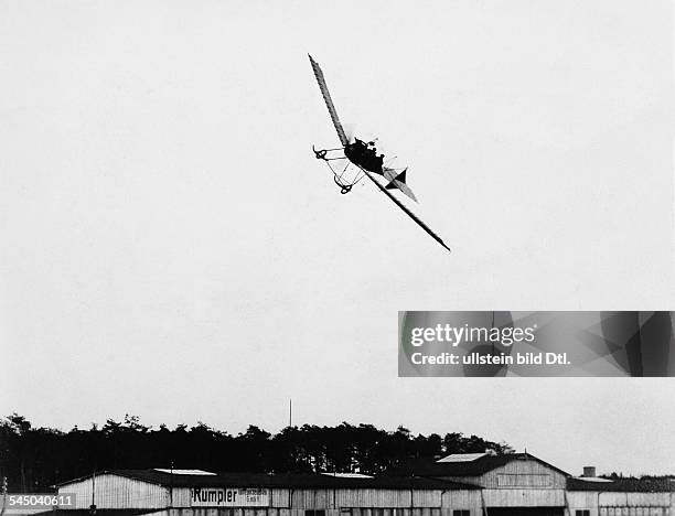 Luftfahrtpionier, Gründer der Fokker Flugzeugwerke, Niederlandeüberfliegt mit seinem Eindecker im Kurvenflug die Flugzeughallen in Johannisthal-...