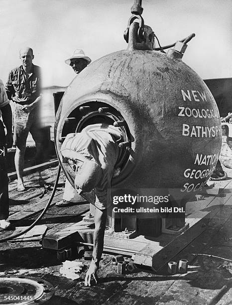 1962Zoologe, Forschungsreisender, USAbeim Verlassen seiner Tiefseetauchkugel'Bathysphere', mit der er imBermuda-Gebiet bis in eine Tiefe von2510 ft....