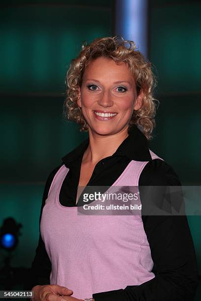Julia Westlake - Fernsehmoderatorin; D, Moderatorin der "NDR Talkshow"