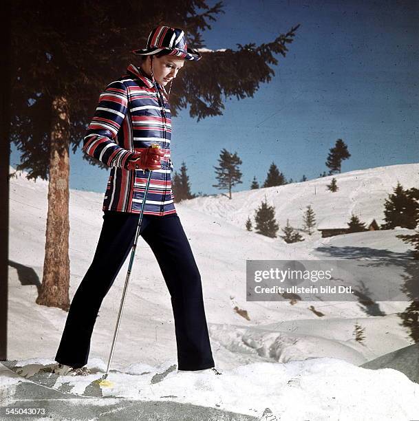 Model in Wintersportkleidung: gestreiftesOberteil mit passendem Hut und uni Hose- 1972