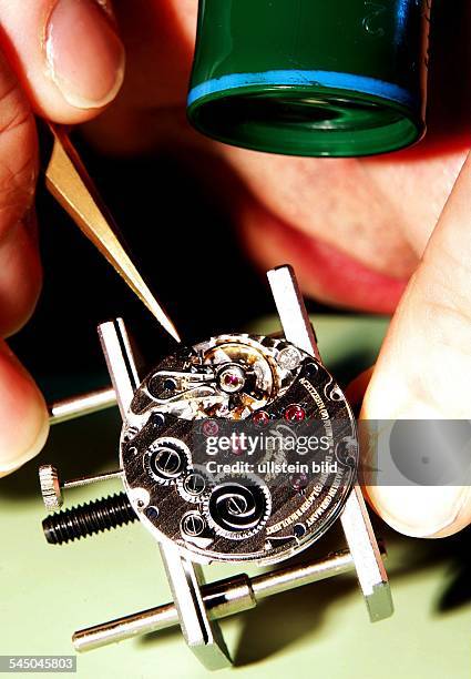 Deutschland, Uhrmachermeister arbeitet an einem Uhrwerk der Firma Glashuette / Sachsen .- 2005