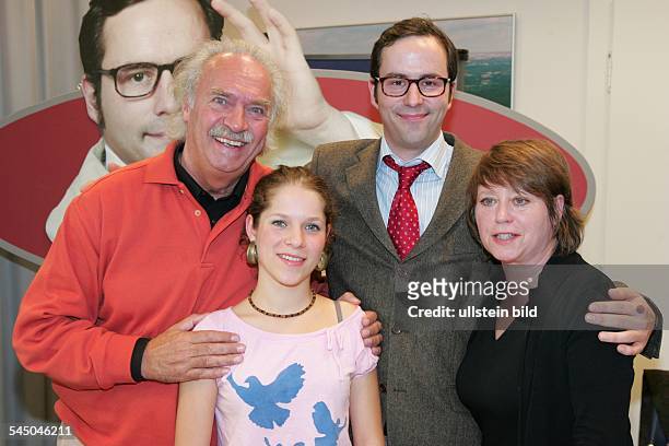 Kurt Kroemer, Kabarettist - in der Sendung des RBB "Bei Krömers" mit Schauspieler Achim Wolff ,Anne Helm und Marie Gruber
