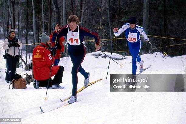 Langlauf Männer: Der DoppelolympiasiegerNikolai Zimyatov vor Juha Mieto - Februar 1980