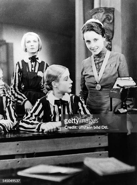 Wieck, Dorothea - Actress, Germany - *-+ Scene from the movie 'Mädchen in Uniform' - with Hertha Thiele Directed by: Leontine Sagan, Carl Froelich...