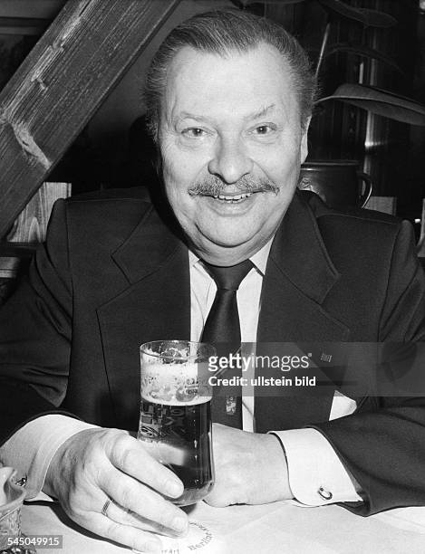 Fritsch, Ekkehard *08.02..1987+Schauspieler, D- Portrait, sitzt vor einem Glas Bier- 1986