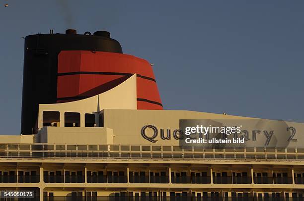 Deutschland, Hamburg: Queen Mary 2 auf der Fahrt zum Eindocken bei Blohm und Voss im Hamburger Hafen.