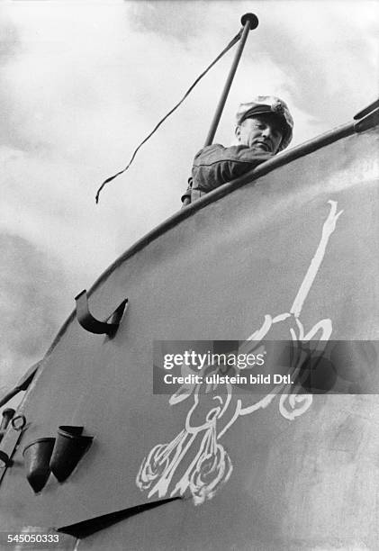 Guenther Prien*16.01..1941+U-Boot-Kommandant, Korvettenkapitaen, D- auf dem Turm seines Bootes mit demSymbol 'Kämpfender Stier'- 1939