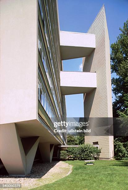 Germany, Berlin-Tiergarten: Hansaviertel: building with outside lift