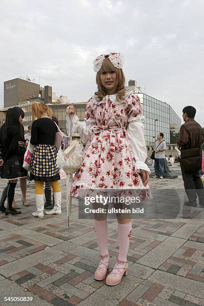 Japan - Tokio Tokyo: girls dressed in Lolita style