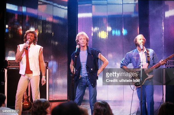 Bee Gees - Band, Pop music, UK/Australia - From left: Barry, Robin und Maurice Gibb performing - 03.1983