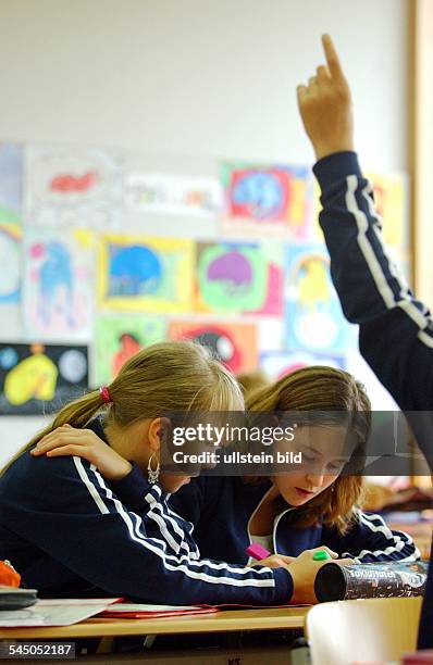 Deutschland; Berlin - Spandau; Mèdchen und Lehrerin in Schuluniform an der Linden Grundschule-