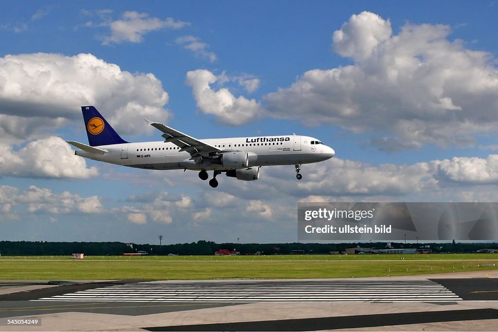 Germany, Hesse, Frankfurt airport, Landing of an airplane Airbus A320-200 of the airline Lufthansa,